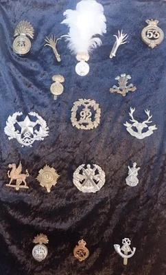 17 gorras británicas y otras insignias. Foto 1 de 4