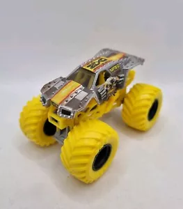 Monster Jam Max D Monstertruck gelb Double Down Showdown Maßstab 1:64 selten sehr guter Zustand - Bild 1 von 7