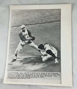 MLB 1962 09/19 AP WirePhoto - Bill Virdon Pirates/Leo Cardinas, Reds - Bild 1 von 1