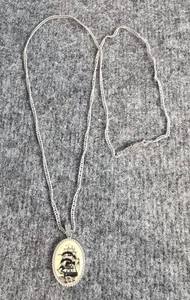 Vintage Sarah signierter Schiff Radierung Anhänger Halskette silberfarbene Kette 24 Zoll - Bild 1 von 5