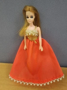 Topper Dawn Puppe Freundin trägt üppiges Blasenkleid 70er Jahre Vintage - Bild 1 von 14
