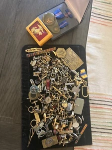 GRANDE LOTTO CASSETTI SPAZZATURA UOMO VINTAGE CON AFFILIAZIONE MILITARE - FONDO DI MAGAZZINO - Foto 1 di 12