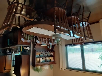 Juego de comedor roble años 70 hermosa mesa ovalada con preciosas patas giradas a mano. Incluye 8 Foto 1 de 4