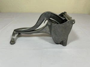 Wear-Ever Juicer Fruit Juice Squeezer Hand Press Vintage Aluminum - Picture 1 of 6