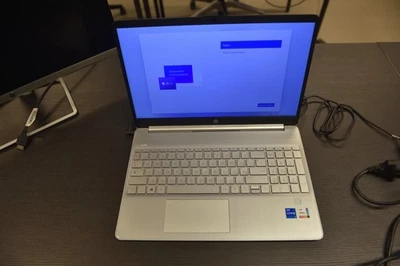 HP 15s-fq2004nl 15,6 i5 11 gen 8GB 512GB SSD FHD - Immagine 1 di 4