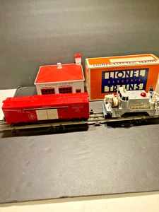LIONEL #18411 C.P. MOTORIZED FIRE CAR #6530 FIRE FIGHTING INSTRUCTION FIRE HOUSE - Picture 1 of 14
