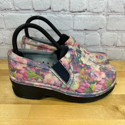 Zuecos sin cordones Klogs Naples florales antideslizantes para mujer talla 7” Foto 1 de 4