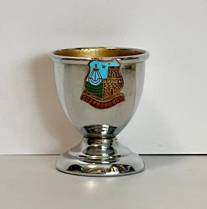 Vintage Egg Cup Silver Plate SCARBOROUGH Souvenir Enamel Badge English Yorkshire - Foto 1 di 13