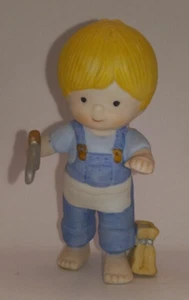 Vintage Country Cousins Figur Roller im blauen Overall mit Handsäge - Bild 1 von 6