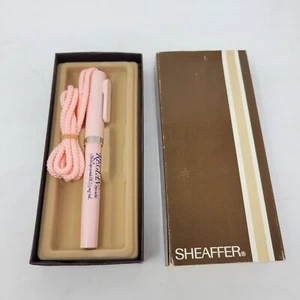 BOLÍGRAFO ROSA PROMOCIONAL SHEAFFER EATON TEXTRON CON CORDÓN D1 - Imagen 1 de 3