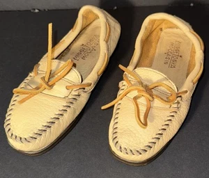 Minnetonka Ladies Size 6 Tan Leather Loafer Moccasin - Picture 1 of 7