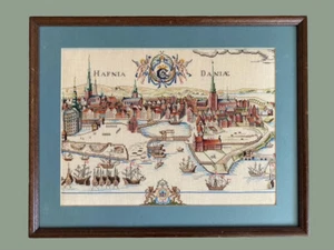 Punto de cruz enmarcado "Hafnia Metropolis et Portus Celeberrimus Daniae" - Imagen 1 de 5