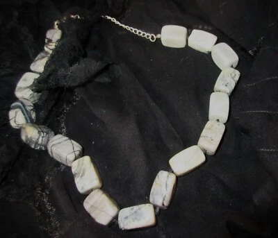 HALSKETTE  YANGSTE HOWLITH   grau gemasert    CHINA - Bild 1 von 2