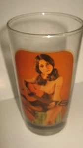 BUNTES 8 UNZEN SAMMLER TRINKGLAS MIT NACKTEM MÄDCHEN SPIELT GITARRE - Bild 1 von 1