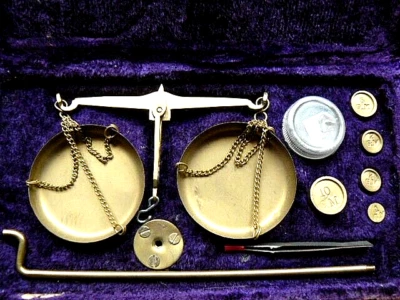 Ancienne balance de précision - Photo 1/4