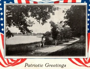 Postal saludos patrióticos niño pequeño anciano perro caminando cerca del lago sin publicar - Imagen 1 de 3