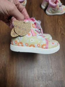 Oomphies High-Top hellgrün/rosa Blumen Turnschuhe Mädchen Reißverschluss Größe 9 neu mit Etikett - Bild 1 von 7