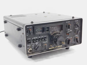 Transceptor de radioaficionado vintage Yaesu FT-221R + cable de CA (necesita funcionar) - Imagen 1 de 9
