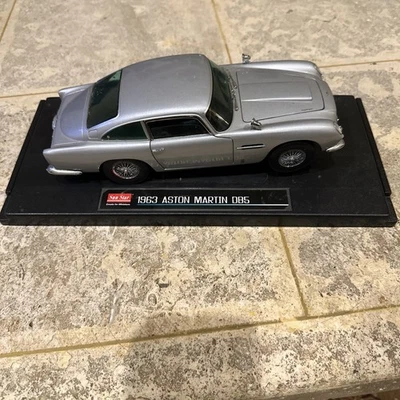 Used 1/18 Aston Martin DB5 Silver Diecast Car Model Collection - Image 1 of 4