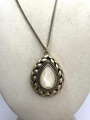 Collar Colgante Gota Lágrima Mop Enmarcado Marca Suerte Tono Dorado Mate Foto 1 de 4