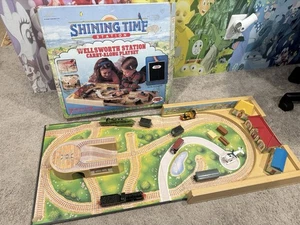 Playset stazione Wellsworth 1993 Ertl Shining Time Thomas & Friends con 7 treni - Foto 1 di 12