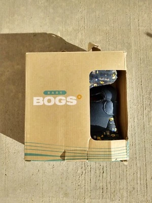 BOGS Baby Size 10 Blue Chugga Choo Train Winter Snow Boots - Image 1 of 4
