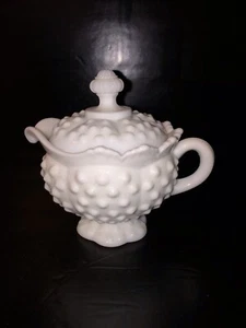 Vintage Fenton Milchglas Nagel Milchkännchen mit Fuß und Krone Deckel Jakobsmuschel Rand - Bild 1 von 12