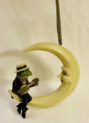 Rana Katherines de colección sentada en la luna tocando banjo adorno caprichoso Foto 1 de 4