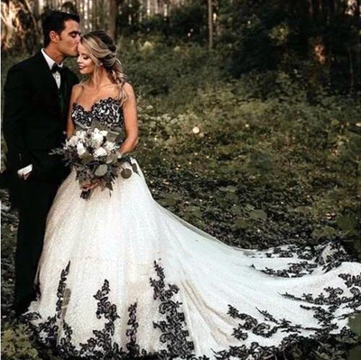 Vestidos de novia góticos negros blancos con apliques de encaje al hombro Foto 1 de 4