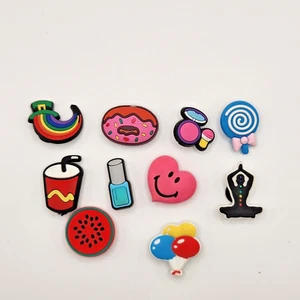 Lote de 10 Dijes Diferentes para Zapatos Crocs Corazón Globos Bebida Donut - Imagen 1 de 2
