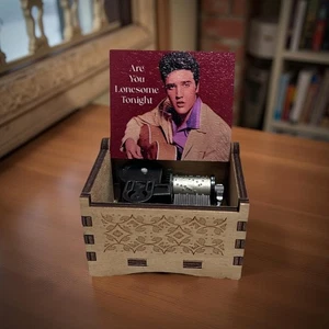 Caja de música de madera hecha a mano “Are You Lonesome Tonight” de Elvis Presley - Imagen 1 de 3