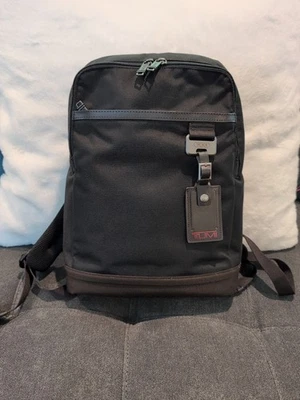 Mochila ligera TUMI Westwood delgada de nailon baliístico negra y marrón - 69391HK0 Foto 1 de 4