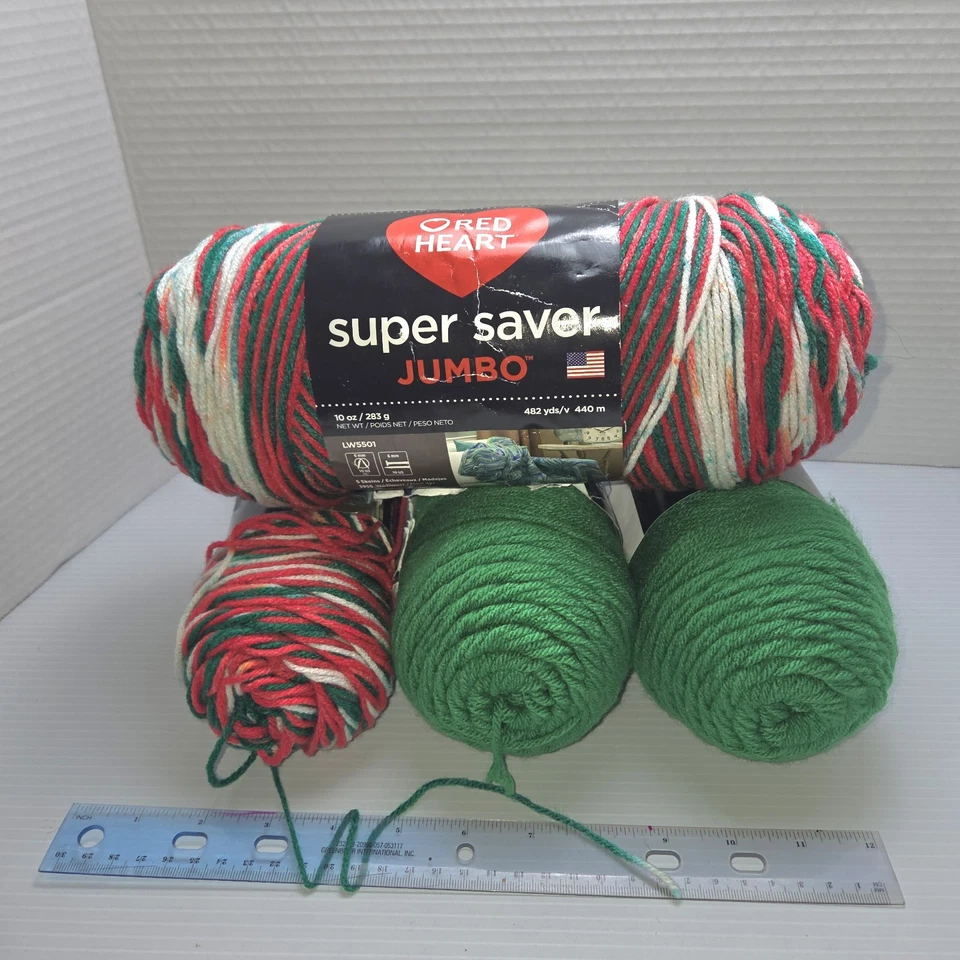 Lote de 4 fios de acrílico, cores de Natal, 2 corações vermelhos, 2 estacas principais. Worsted Wt 4 - Imagem 1 de 1