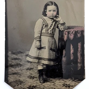 Fotografia Tintype Ragazza in piedi accanto al tavolo Tovaglia colorata - Foto 1 di 4