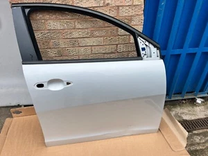 CHRYSLER YPSILON 2011 MK3 5-TÜRER VERKLEIDUNG VORNE RECHTS IN SILBER 695/A /2011-ab - Bild 1 von 12