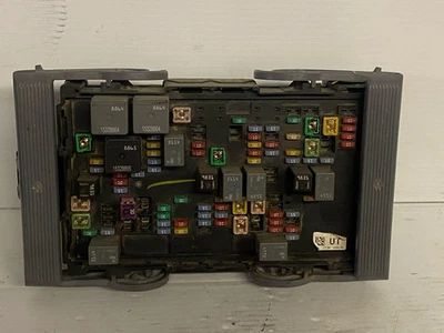 Chevrolet Tahoe Suburban 2007-2009 motor caja de fusibles usado Foto 1 de 4