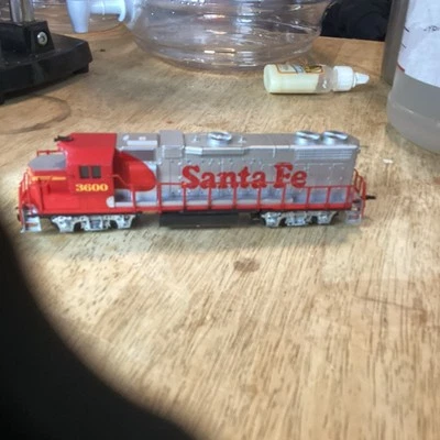 HO Diesel Locomotive SANTA FE #3500 GP Powered Life-Like - Image 1 of 4