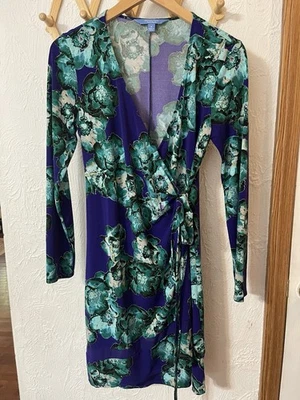 Vestido Simply Vera~Vera Wang Manga Larga Cuello en V Azul Púrpura Floral Envolvente Mediano Foto 1 de 4