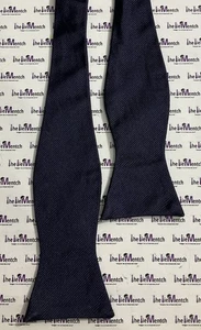 Seltene BROOKS BROTHERS einfarbige marineblaue Design selbstbindende verstellbare Fliege Seide NEU - Bild 1 von 3