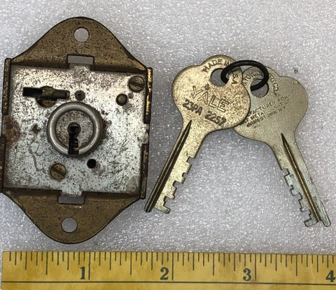 Antique Yale Door Lock with 2 Working Skeleton Keys 23PA 2257 Cover