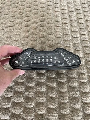 2015 FZ09 Tail Light And Mounting Bracket Foto 1 de 4