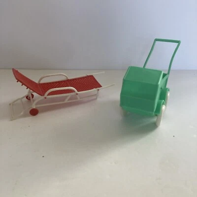 ANCIEN JOUET DE BAZAR LANDAU GIROGIL ET UNE CHAISE LONGUE VINTAGE PETITE POUPÉE - Photo 1/4