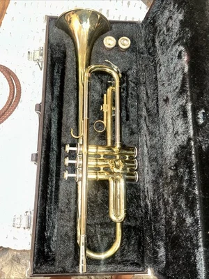 Trompete Yamaha YTR-232 com estojo e dois bocais Japão - Imagem 1 de 4