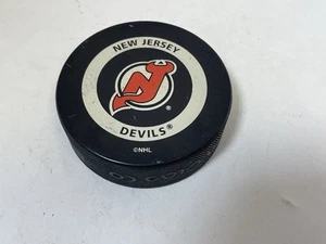 NEW JERSEY DEVILS OFFICIAL GAME PUCK NHL GARY B. BETTMAN INGLASCO VINTAGE 🇨🇦 - Bild 1 von 5