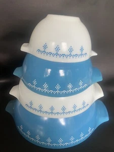 4 Vintage Pyrex Blue White Garland Snowflake Cinderella Nesting Mixing Bowls Set - Picture 1 of 9