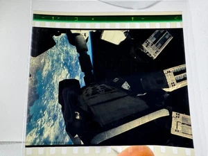Célula de película IMAX 70 mm interestelar/barco de resistencia en órbita sobre la Tierra - Imagen 1 de 1