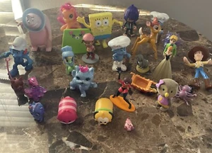 Surtido de figuras de juguete figuras de acción dibujos animados Pitufos Disney y más - Imagen 1 de 7