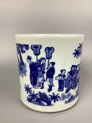 17C Chongzhen 明崇禎 青花三國人物筆海 Una olla de cepillo 'Figuras' azul y blanco Foto 1 de 4