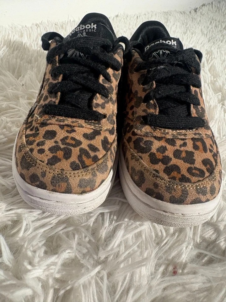 Zapatillas deportivas clásicas con cordones Reebok para niñas con estampado de leopardo talla 12 negras y marrones Foto 1 de 4