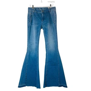 Jean acampanado de tiro bajo We the Free Free free people en lavado mediano talla 27 - Imagen 1 de 5